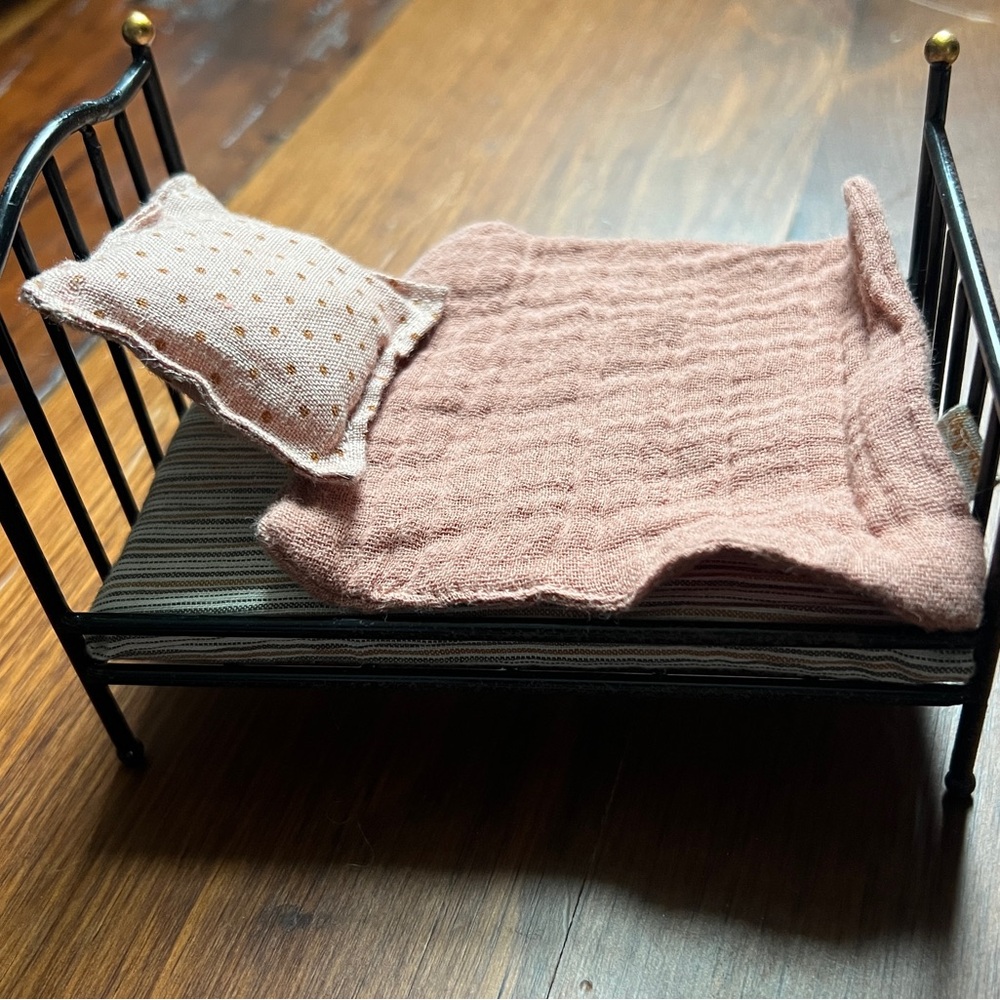 Maileg Vintage Anthracite Bed